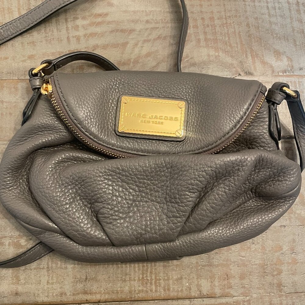 Marc Jacobs Small Gray Crossbody – Like New & Spacious for Size!